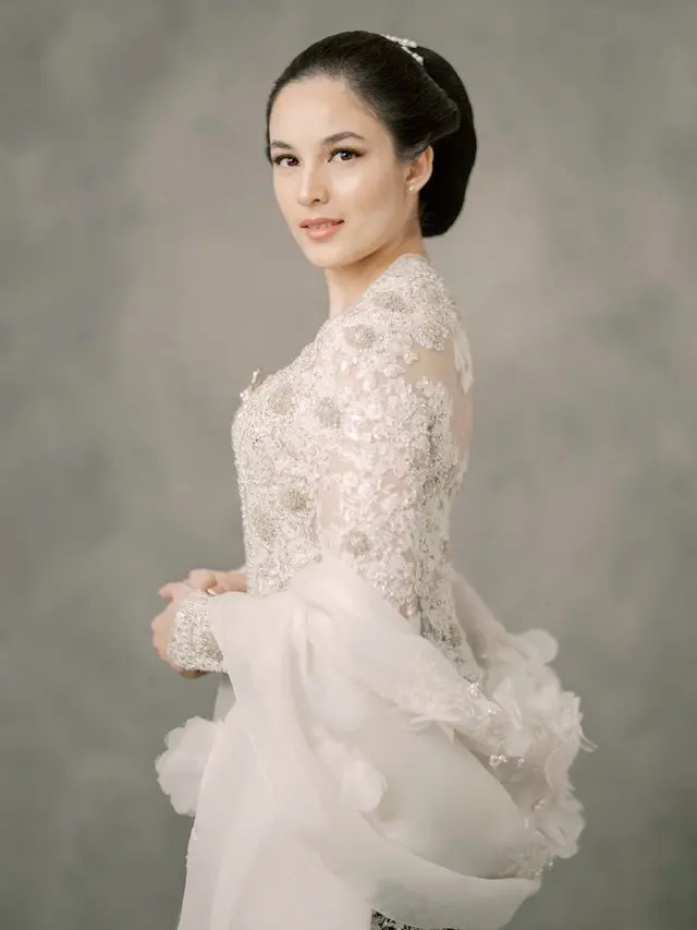 Pesona Chelsea Islan Dibalut Kebaya Putih, credit: Instagram (@chelseaislan)