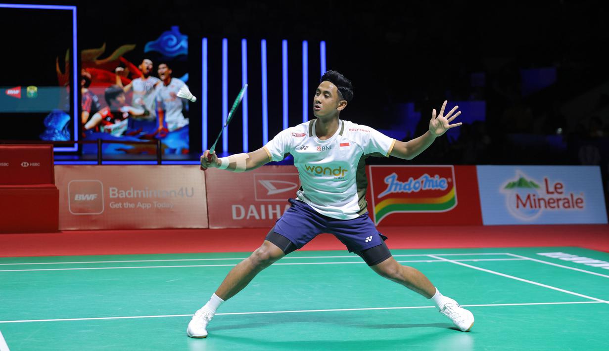 Berlaga di kandang sendiri, Alwi Farhan tampil mendominasi. Tampak dalam foto, pebulu tangkis tunggal putra Indonesia, Alwi Farhan saat bertanding melawan wakil Thailand, Panitchaphon Teeraratsakul, pada laga final Indonesia Masters 2026 di Istora Gelora Bung Karno, Senayan, Jakarta, Minggu (25/1/2026). (Bola.com/Bagaskara Lazuardi)