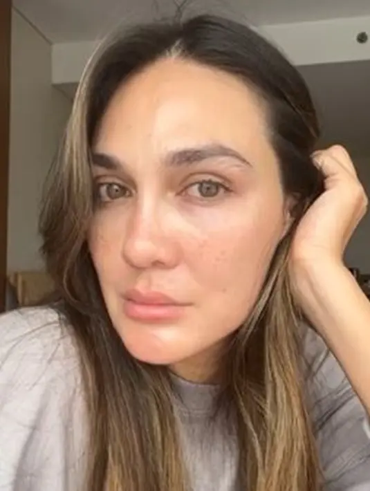 Memiliki alis tebal tampaknya jadi kelebihan tersendiri bagi artis kelahiran Denpasar ini. Tak perlu pakai pensil alis lagi. Meski mata masih mengantuk, pesona cantik Luna Maya tetap terpancar. (Liputan6.com/IG/@lunamaya)