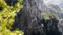 Sejumlah tenda saat didirikan oleh pihak penyelengara di tebing Gunung Laojun, Louyang, Henan, China saat bac (16/7). Penyelenggara juga menyediakan fasilitas lainnya seperti air, toilet portabel, senter hingga WiFi. (Chinadaily/photo/IC)