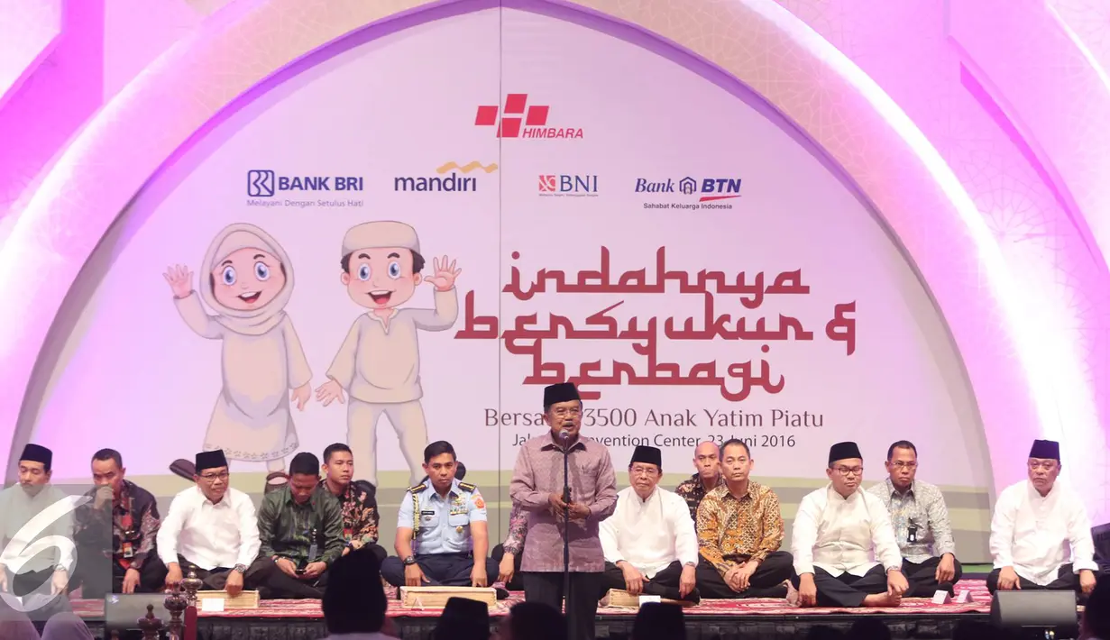 Wapres Jusuf Kalla memberikan sambutan saat acara 'Indahnya Bersyukur dan Berbagi Bersama Anak Yatim Piatu' di Jakarta, Kamis (23/6). Himpunan Bank-bank Milik Negara mengundang 3.500 anak yatim piatu di acara tersebut. (Liputan6.com/ Immanuel Antonius)