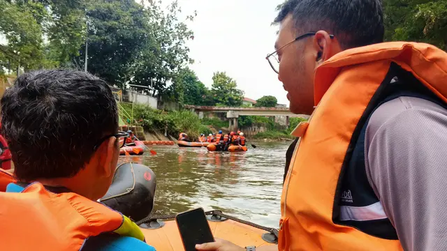 Gerakan Ciliwung Bersih dalam kegiatan menyusuri sungai Ciliwung pada, Sabtu, 29/11/2025 (dok. liputan6/Faqih nuriman)