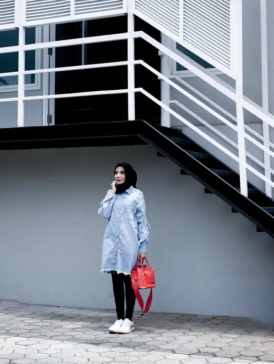 Untuk street style Zaskia yang satu ini terbilang simple. Ia hanya mengenakan celana hitam dengan tunik kemeja serta hijab hitamnya. Tampilannya terlihat santai lantaran ia memakai sneakers putih. (Instagram/zaskiasungkar15)