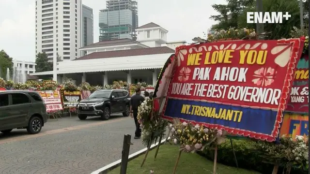 Pemprov DKI mulai memindahkan karangan bunga dari warga DKI Jakarta untuk Ahok-Djarot karena halaman Balai Kota sudah tidak bisa menampung. Sementara karangan bunga masih dari warga masih terus bertambah. 