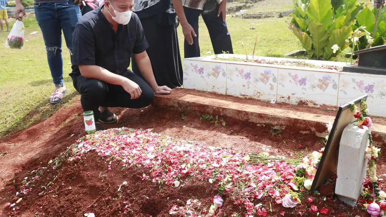 Vicky Prasetyo ziarah ke makam ibu Kalina Ocktaranny (Sumber: KapanLagi.com®/Muhammad Akrom Sukarya)