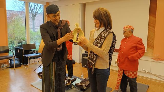 Acara yang bertajuk Alunan Dawai Nusantara atau The Sound of Indonesian String merupakan kolaborasi antara dua organisasi kebudayaan. Yaitu KuKo e.V. (Jerman) dan Nain E Visual production (Indonesia)