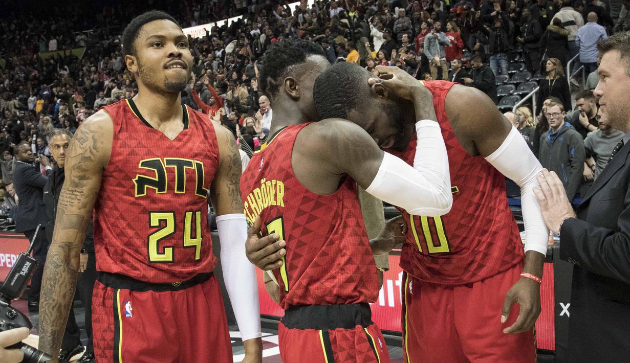 Ekspresi kegembiraan para pemain Atlanta Hawks usai mengalahkan San Antonio Spurs pada lanjutan NBA basketball game di Philips Arena, (01/01/2017). Atlanta menang 114-112. (AP/John Amis)