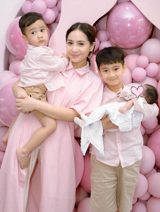 Acara akikah Baby Lily bernuansa pink, seluruh anggota keluarga mengenakan baju warna pink. Kenakan baju lucu dengan aksen pita di bagian depannya, Baby Lily makin menggemaskan. Sudah pandai menggendong Lily dan Lily terlihat anteng di gendongan Rafathar, netizen ramai memuji Rafathar. Sedari Rayyanza lahir, Rafathar memang kakak yang sayang dengan adiknya. (Liputan6.com/IG/raffinagita1717)