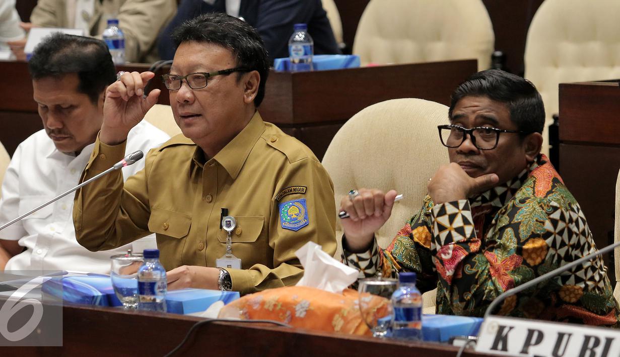 Mendagri Tjahjo Kumolo (tengah) saat mengikuti rapat kerja di Kompleks Parlemen, Senayan, Jakarta, Selasa (6/12). Rapat itu membahas netralitas pegawai negeri sipil dalam pilkada serentak 2017. (Liputan6.com/Johan Tallo)