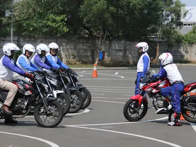 Peserta mengikuti kegiatan safety riding di Track Safety Riding Center PT Wahana Makmur Sejati (WMS) Jatake, Tangerang, Banten, Kamis (11/7/2019). Kegiatan safety riding tersebut dilakukan guna mengedukasi masyarakat terkait berkendara aman. (Liputan6.com/Angga Yuniar)