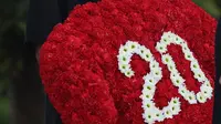 Kapten Liverpool,&nbsp;Virgil van Dijk, membawa karangan bunga untuk mengantar Diogo Jota ke peristirahatan terakhir di&nbsp;Mother Church of Gondomar, Portugal, Sabtu (5/7/2025). (AFP/Filipe Amorim)