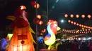 Lampion berbentuk ayam ikut menghiasi kawasan Pasar Gedhe Surakarta saat perayaan Imlek, Surakarta, Sabtu (28/01). Grebeg Soediro adalah  tradisi  tahunan alkuturasi  budaya  Jawa dan  Cina. (Liputan6.com/Gholib)  