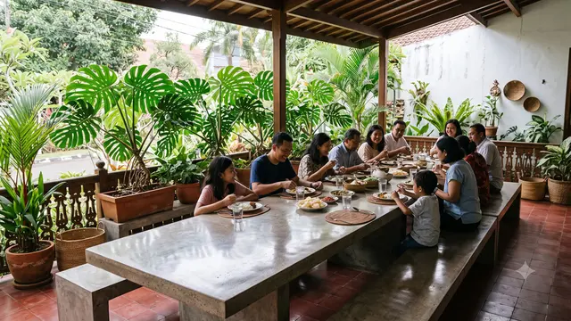 Ide Teras Rumah dengan Meja Semen dan Tanaman Monstera