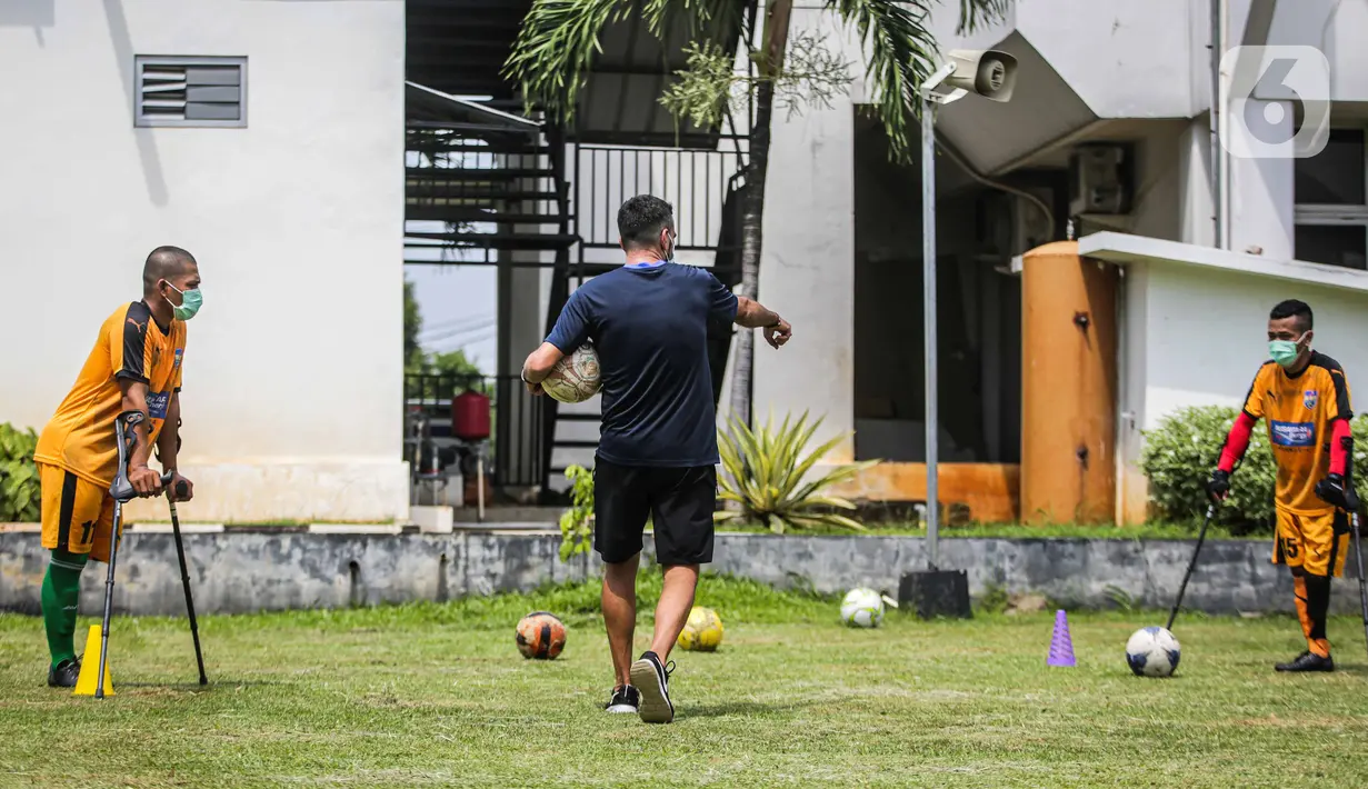 Pelatih dan pemain Tim Macan Amputasian mengenakan masker untuk mencegah penularan COVID-19 saat berlatih di Jakarta, Sabtu (28/11/2020). Latihan tersebut dilakukan dalam rangka persiapan Piala Gubernur DKI tahun 2021 (Liputan6.com/Faizal Fanani)