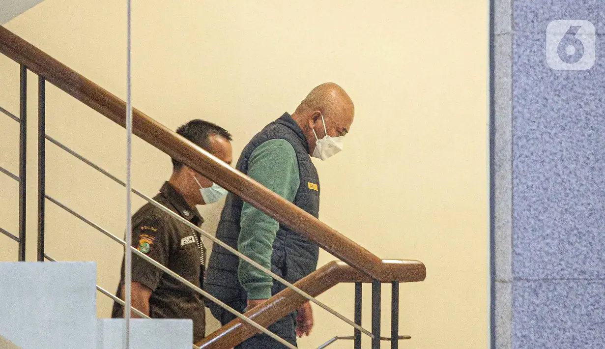 Wali Kota Bekasi Rahmat Effendi alias Pepen menaiki tangga untuk diperiksa di Gedung KPK, Jakarta, Rabu (5/1/2021). Sebelumnya, Tim Satgas KPK melakukan OTT dengan mengamankan Wali Kota Bekasi, Rahmat Effendi (RE) alias Bang Pepen dan beberapa pihak lainnya. (Liputan6.com/Faizal Fanani)