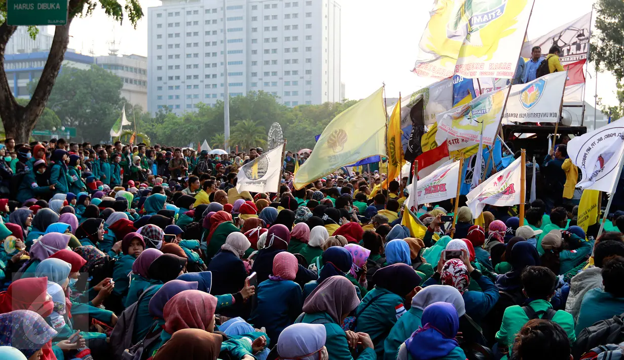 Sejumlah mahasiswa berkumpul di depan Istana Negara, Jakarta, Rabu (28/10/2015). Aksi tersebut untuk menyampaikan aspirasi terkait setahun kinerja pemerintah. (Liputan6.com/Yoppy Renato)