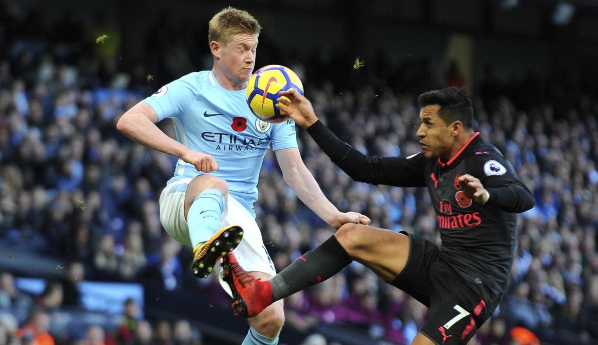 Gelandang Arsenal, Alexis Sanchez, berebut bola dengan gelandang Manchester City, Kevin De Bruyne, pada laga Premier League di Stadion Ettihad, Manchester, Minggu (5/11/2017). City menang 3-1 atas Arsenal. (AP/Rui Viera)