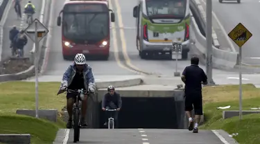 Sejumlah Pengendara sepeda melintasi jalur yang telah disediakan selama "No Car Day" di Bogota, Kolombia (4/2/2016). Selama " No Car Day" Jalur ini juga dapat dilalui para pengguna sepatu roda dan skateboard. (REUTERS/John Vizcaino)