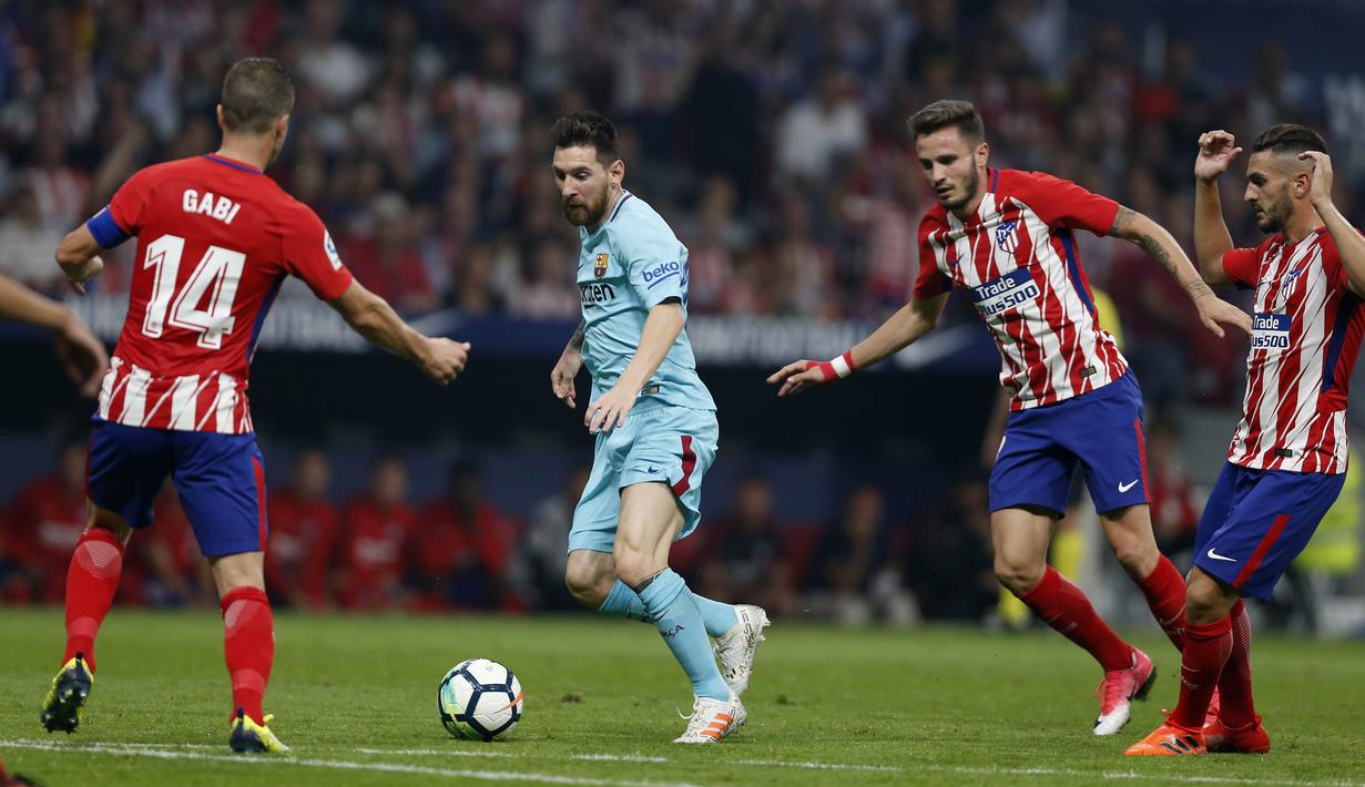 Striker Barcelona, Lionel Messi, berusaha melewati pemain Atletico Madrid pada laga La Liga Spanyol di Stadion Wanda Metropolitano, Minggu (15/10/2017). Atletico Madrid bermain imbang 1-1 dengan Barcelona. (AP/Francisco Seco)