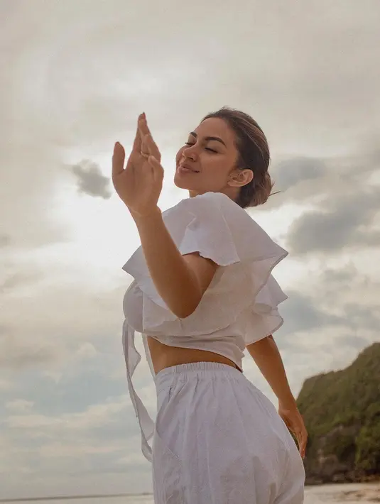 Kepada Denny Candra, Ariel Tatum mengungkap pengalaman pahit, salah satu mantan pacarnya pernah selingkuh. (FOTO: instagram.com/arieltatum/)