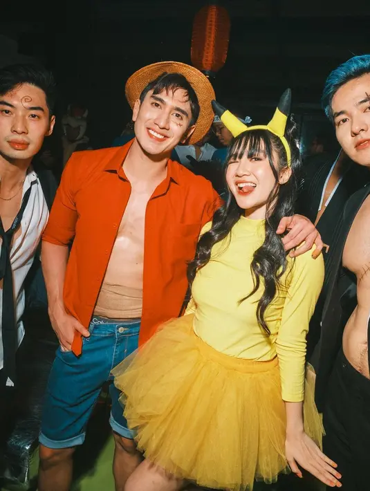 Baru-baru ini mereka bertemu di Aries Party dengan konsep anime. Verrell tampak merangkul Febby tanpa canggung. [Instagram @bramastavrl]