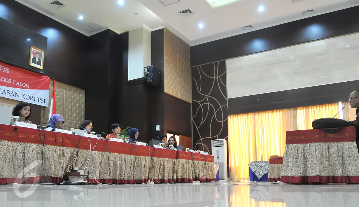 Sembilan orang anggota Pansel KPK saat mewawancarai calon pimpinan KPK di Gedung Sekneg, Jakarta, Senin (24/8/2015). Panitia seleksi melakukan uji wawancara kepada 19 calon pimpinan KPK yang berlangsung hingga Rabu (26/8). (Liputan6.com/Herman Zakharia)