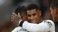 Penyerang Manchester United, Marcus Rashford, mencetak gol ke gawang Wolverhampton Wanderers pada pekan ke-18 Liga Inggris 2022/2023 di Molienux Stadium, Sabtu (31/12/2022). (AFP/Adrian Dennis)