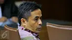 Terdakwa kasus dugaan korupsi pengadaan mobil listrik, Dirut PT. Sarimas Ahmadi Pratama, Dasep Ahmadi, menjalani sidang pembacaan vonis di Pengadilan Tipikor Jakarta, Senin (14/3/2016). (Liputan6.com/Faisal R Syam)