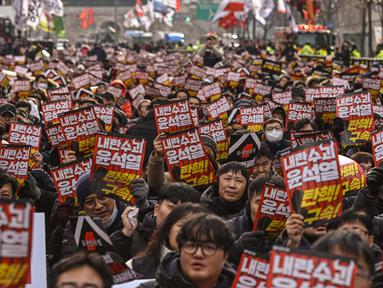 Para demonstran dari kelompok buruh ikut serta dalam unjuk rasa yang digelar di luar Balai Kota, Seoul pada 12 Desember 2024. (ANTHONY WALLACE/AFP)