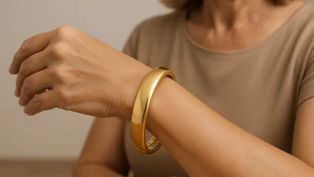 Model Gelang Emas Besar untuk Ibu-Ibu 50 Tahun/ Ilustrasi gambar oleh AI