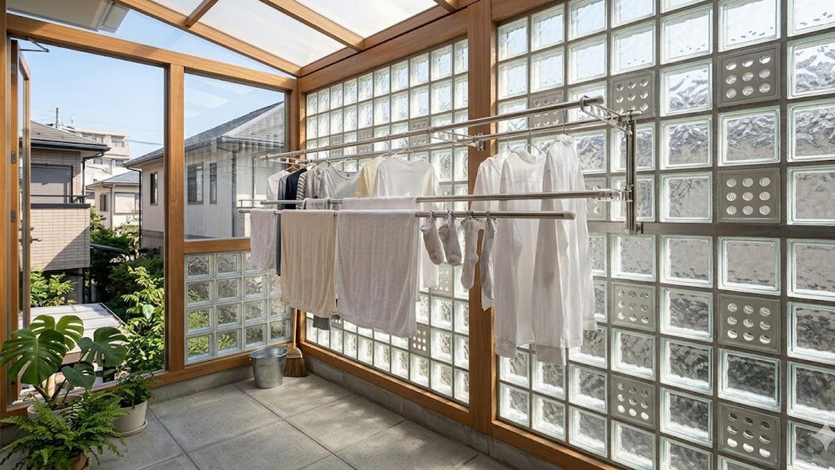 7 Desain Jemuran Tertutup yang Tidak Bikin Lembap dengan Kombinasi Ventilasi Alami, Super Estetik