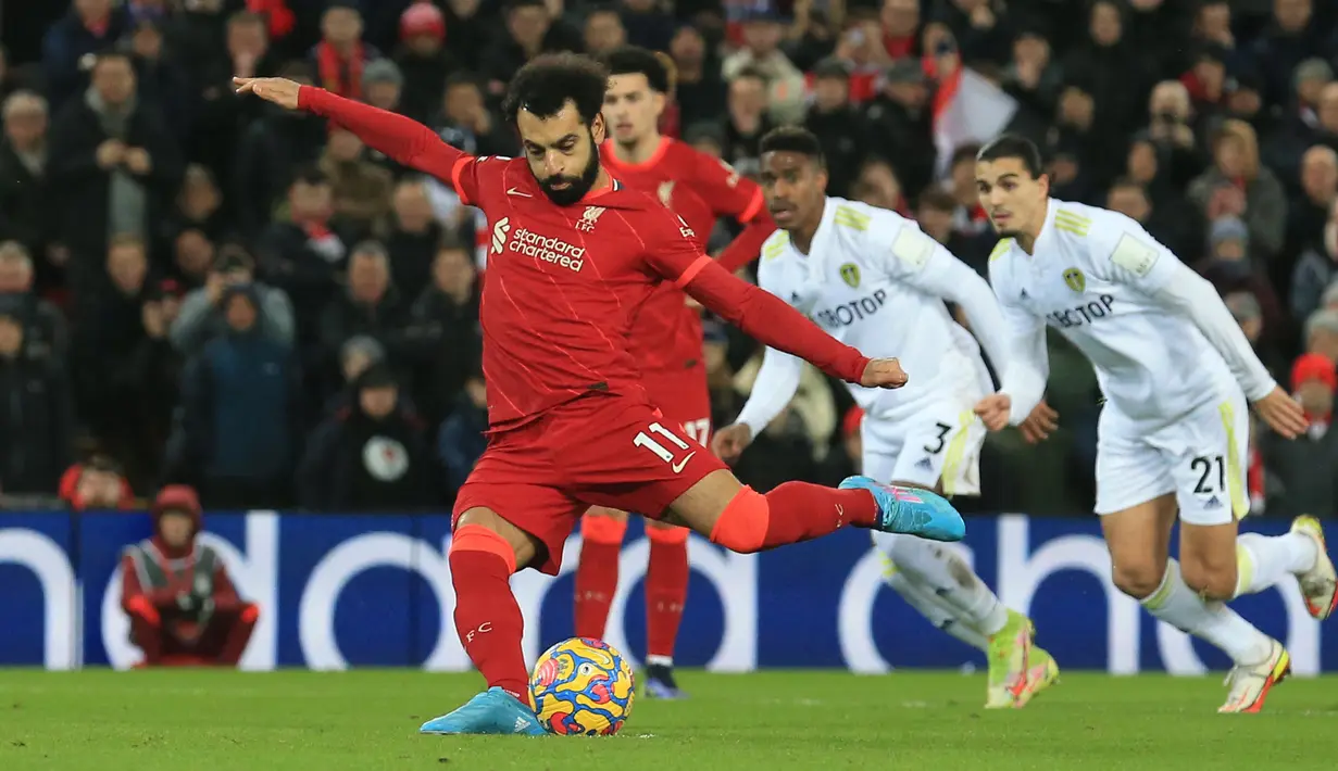 <p>Mohamed Salah berhasil menjadi pencetak gol terbanyak dalam satu musim di Liga Inggris, yaitu 32 gol dalam 36 penampilan. Catatan tersebut mengalahkan rekor milik Luis Suarez dan Cristiano Ronaldo yang sama-sama mencetak 31 gol dalam semusim. (AFP/Lindsey Parnaby)</p>