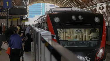 Penumpang menunggu kedatangan kereta LRT Jabodebek di Stasiun Dukuh Atas, Jakarta, Selasa (30/1/2024). (Liputan6.com/Herman Zakharia)