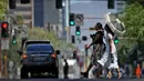 Ini adalah hari kedelapan berturut-turut suhu tidak turun di bawah 90 F (32,2 C), sebuah rekor lain. (AP Photo/Ross D. Franklin)