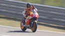 Pebalap Repsol Honda, Marc Marquez, finis pertama dalam balapan MotoGP Aragon di Sirkuit Aragon, Spanyol, Minggu (25/9/2016). (Bola.com/Twitter/MotoGP)