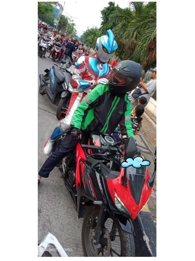 6 Potret Orang Pakai Kostum Ultraman di Tempat Umum Ini Curi Perhatian