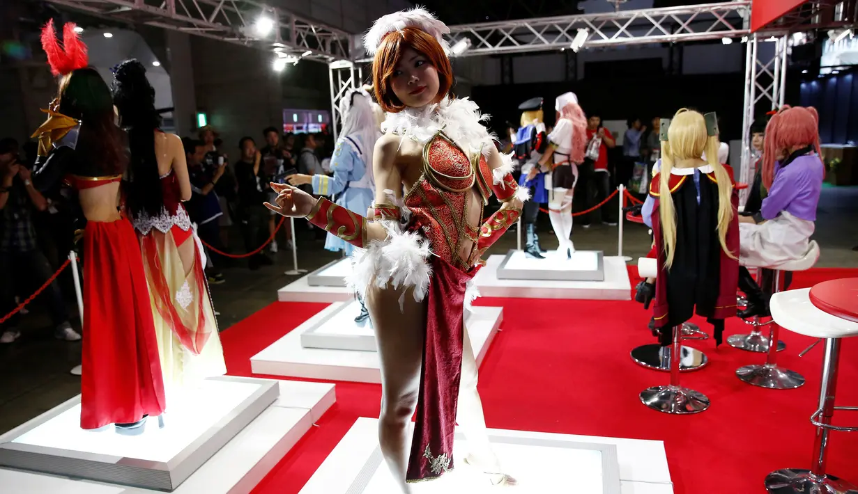 Model mengenakan kostum seksi dari karakter video game untuk mempromosikan produk dalam Tokyo Game Show 2016 di Chiba, Tokyo, (15/9). Tokyo Game Show diselenggarakan pada tanggal 15-18 September 2016. (REUTERS/Kim Kyung-Hoon)