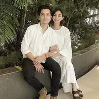 Benih-benih cinta Glenca Chysara dan Rendi Jhon mulai tumbuh setelah sama-sama bermain sinetron Ikatan Cinta. Hingga keduanya berpacaran dan selalu kompak, seperti ia tampil serasi dengan baju warna putihnya saat lebaran ini. @glencachysaraofficial