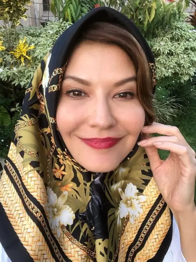 6 Potret Tamara Bleszynski Tampil Berhijab, Penampilannya Bikin Pangling