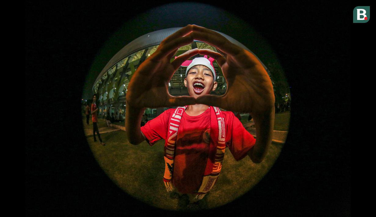 Al Khalifi (8) merupakan seorang suporter Timnas Indonesia U-19 yang berasal dari Tegal, Jawa Tengah. Begini tanggapan bocah yang masih duduk di bangku sekloah dasar: "Bagus. Ya, semoga menang." (Bola.com/Bagaskara Lazuardi)