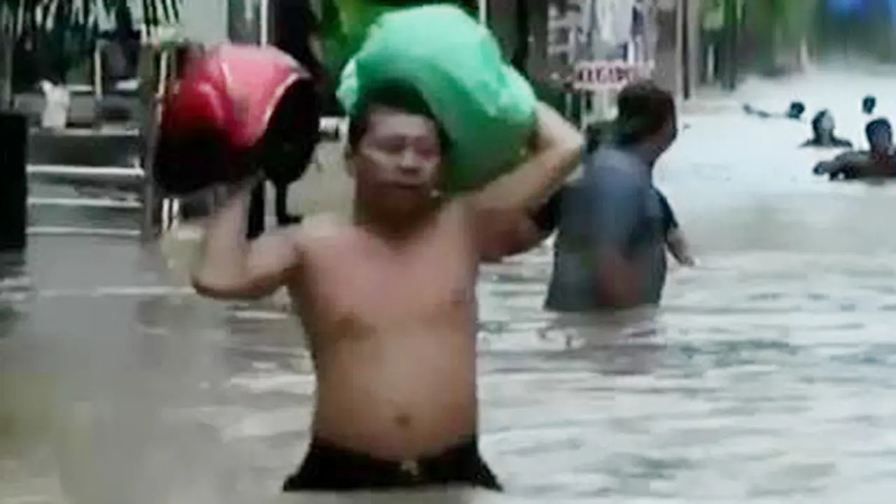 Banjir Jakarta Akibat Proyek Normalisasi yang Belum Usai