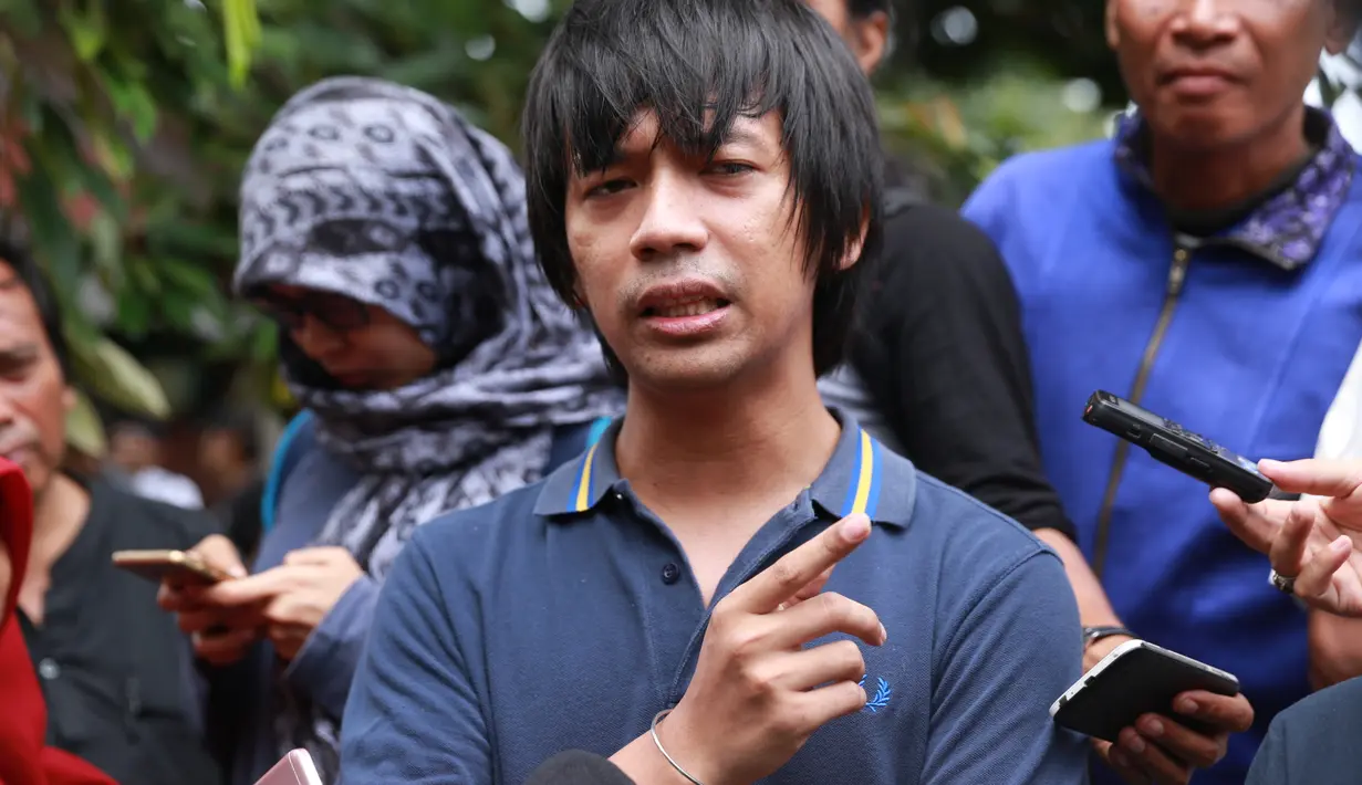 Usai memberikan penghormatan terakhir, ia menceritakan banyak kenangan didapat dari almarhum yang meninggal dalam usia 77 tahun itu. Apalagi ia sering menyambangi kediamannya. (Adrian Putra/Bintang.com)