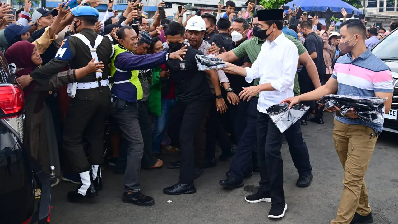 Jokowi Sholat Dhuha di Masjid Sheikh Zayed