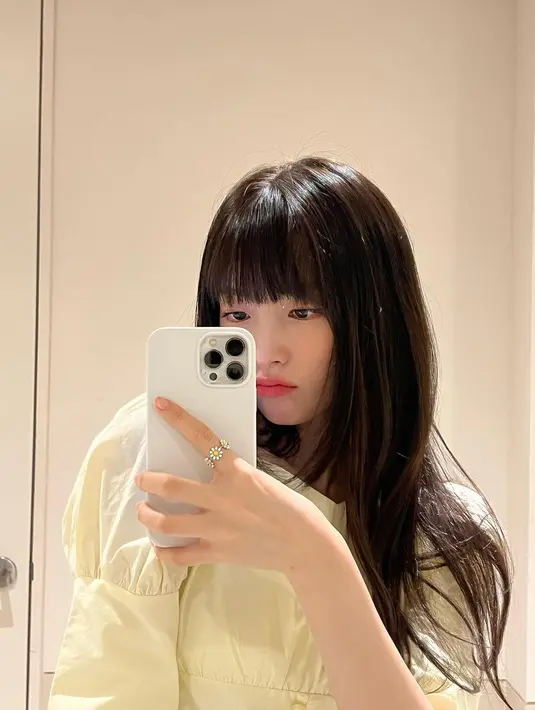 Dalam foto mode mirror selfie lainnya, Arin juga disebut mirip dengan Suzy. Kali ini rambut berponinya dibiarkan tergerai tanpa aksesori apa pun. "Kirain suzyyy," kata salah satu warganet di kolom komentarnya. (Foto: Instagram/ ye._.vely618)