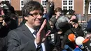 Mantan pemimpin Catalan, Carles Puigdemont menyapa awak media setelah dibebaskan di Neumuenster, Jerman, (6/4). Pria berusia 55 tahun itu dituntut atas tuduhan hasutan, pemberontakan dan penyalahgunaan dana publik di Spanyol. (Carsten Rehder/dpa via AP)