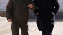 Presiden AS Joe Biden (kanan) berjalan di samping Presiden Ukraina Volodymyr Zelensky (kiri) saat tiba untuk kunjungan di Kyiv, Ukraina pada 20 Februari 2023. Presiden AS Joe Biden melakukan kunjungan mendadak ke Kyiv pada 20 Februari 2023, menjelang peringatan satu tahun invasi Rusia ke Ukraina. Biden bertemu dengan Presiden Ukraina Volodymyr Zelensky di ibu kota Ukraina dalam kunjungan pertamanya ke negara itu sejak dimulainya konflik. (Dimitar DILKOFF/AFP)