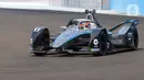 Pembalap Nyck De Vries memacu kecepatan mobil balapnya dalam kualifikasi ajang balap Formula E Jakarta di Jakarta International E-Prix Circuit (JIEC), Jakarta, Sabtu (4/6/2022). Pole position Formula E Jakarta 2022 diraih pembalap DS Techeetah Jean Eric Vergne  usai mengalahkan rekan setimnya Antonio Felix da Costa pada final babak kualifikasi Formula E 2022 Jakarta. (Liputan6.com/Herman Zakharia)