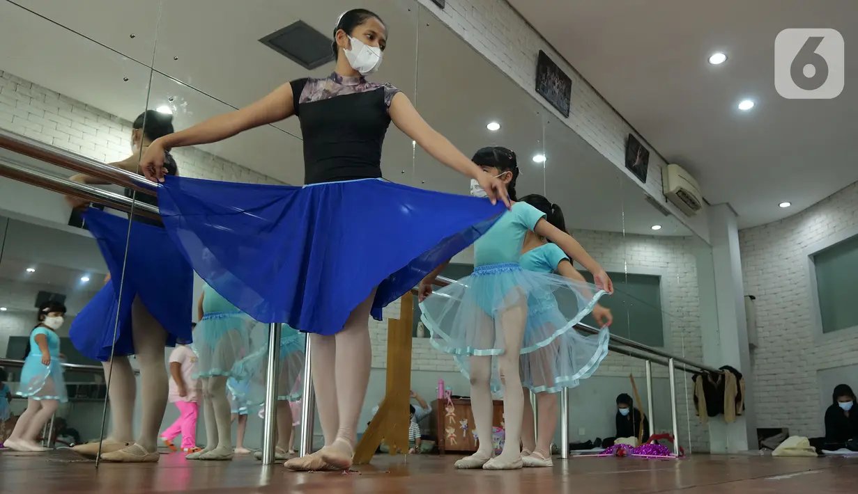 Instruktur mengajari balet kepada murid di sanggar on point Ballet School, Jakarta, Jumat (11/06/2021). Sanggar balet tersebut sudah buka kembali normal, dengan kapasita 50 persen, untuk murid yang kurang sehat dan masih belom berani tatap muka, di bukakan online.(Liputan6.com/Herman Zakharia)