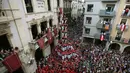 Kompetisi membangun menara manusia oleh ratusan orang dalam festival Sant Joan dikenal dengan istilah "castells", Spanyol, Selasa (24/6/14). (REUTERS/Albert Gea)