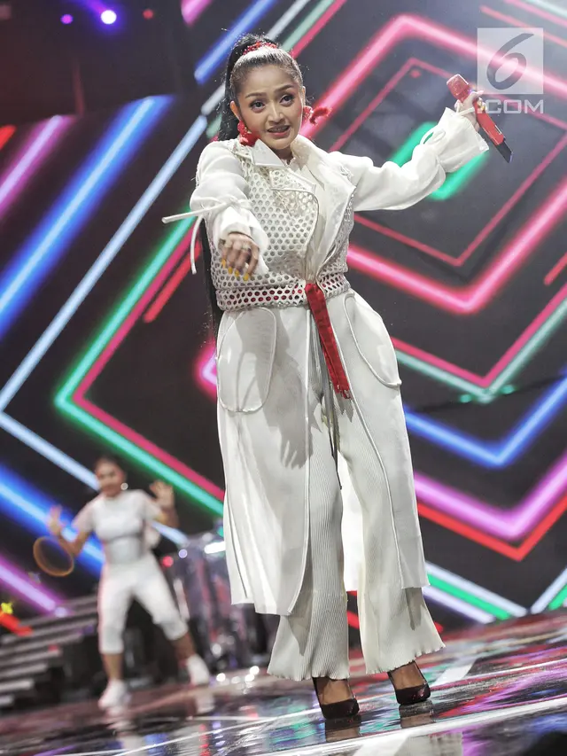 Bawakan Lagu Lagi Syantik, Siti Badriah Hibur Penonton HUT SCTV